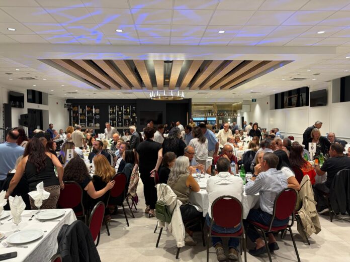Participantes acompanham a segunda entronização da Confraria da Casa das Beiras, realizada durante o encerramento da Semana Cultural em Toronto. Foto divulgação