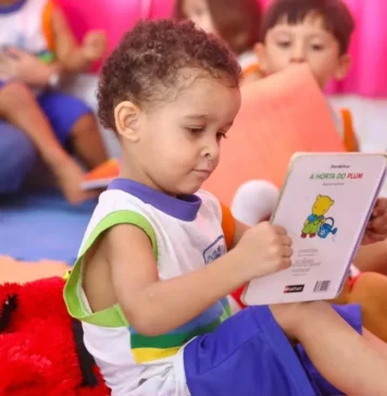 Livros e jogos educativos chegam a creches e turmas do Ensino Fundamental no Recife