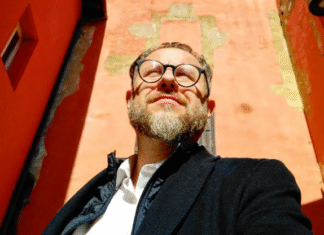 Escritor italiano, poeta, editor e prefeito, Roberto Parmeggiani discute os limites da normalidade no “6º Flitabira”